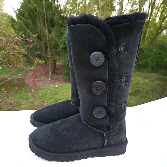 UGG Shoes - UGG Bailey Button Triplet II Black Suede Fur Boots Womens EXCELLENT Sz 7
